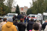 Люди и автомобили экстренных служб у школы №88 в Ижевске, где произошла стрельба, 26 сентября 2022 года 