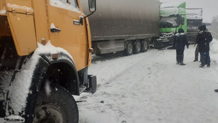 Шесть грузовиков влетели друг в друга на трассе в Бурятии