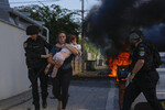 Полицейские эвакуируют женщину с ребенком во время вторжения ХАМАС в Израиль, 7 октября 2023 года