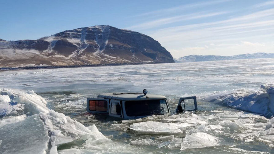 Рыбаки на машине провалились под лед на водохранилище в Красноярске 