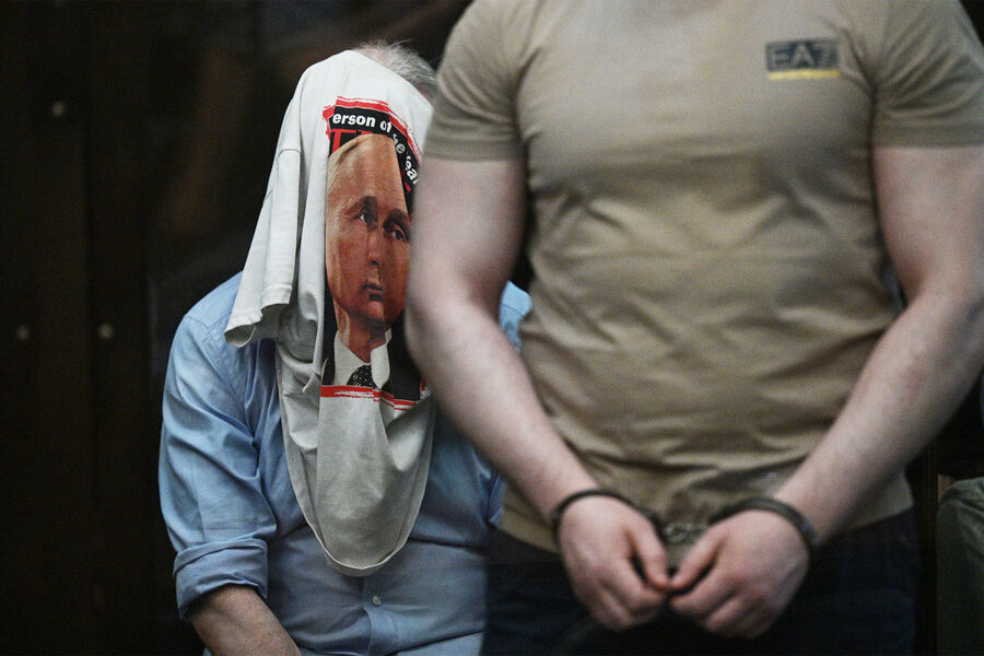 Криминальный авторитет Олег Медведев (слева, с футболкой на голове), признанный виновным присяжными 2-го Западного окружного военного суда в убийствах и бандитизме, в Московском городском суде на оглашении приговора, 10 июня 2024 года