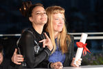 Английские актриса Саша Лэйн (слева) и режиссер Андреа Арнольд, получившая приз жюри за фильм «Американская милашка» (American Honey), во время фотоколла победителей 69-го Каннского кинофестиваля