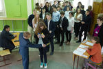 Проверка школьников на входе в пункт проведения ЕГЭ по математике в лицее №200 в Новосибирске