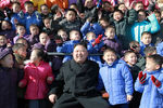 Ким Чен Ын во время посещения начальной школы для сирот в Пхеньяне, февраль 2017 года