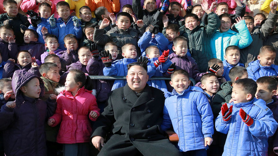Ким Чен Ын во время посещения начальной школы для&nbsp;сирот в&nbsp;Пхеньяне, февраль 2017&nbsp;года