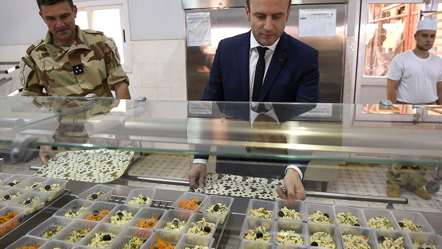Президент Франции Эммануэль Макрон во время посещения французских военнослужащих в&nbsp;городе Гао на&nbsp;севере Мали, 19&nbsp;мая 2017&nbsp;года