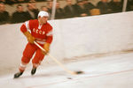 Нападающий «Спартака» и сборной команды СССР по хоккею Евгений Зимин во время игры, 1966 год
