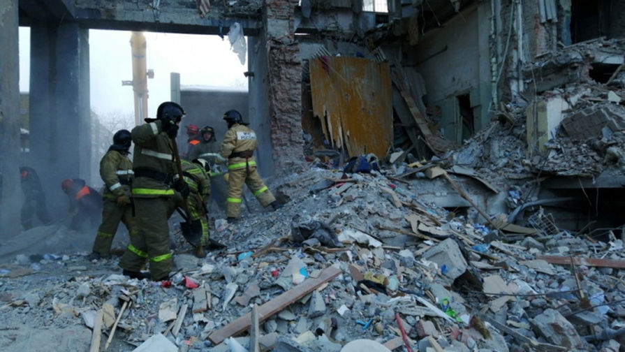 Работа спасателей на месте обрушения части многоэтажного жилого дома в Магнитогорске, 3 января 2019 года