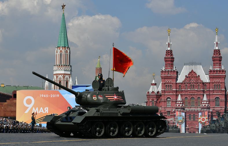 Танк Т-34-85 во время генеральной репетиции военного парада Победы, 7 мая 2019 года