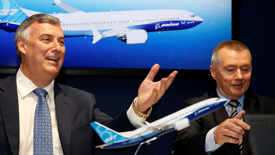 Глава Boeing Commercial Airplanes Кевин Макалистер и глава International Airlines Group (IAG) Вилли Уолш во время авиасалона в Ле Бурже, 18 июня 2019 года