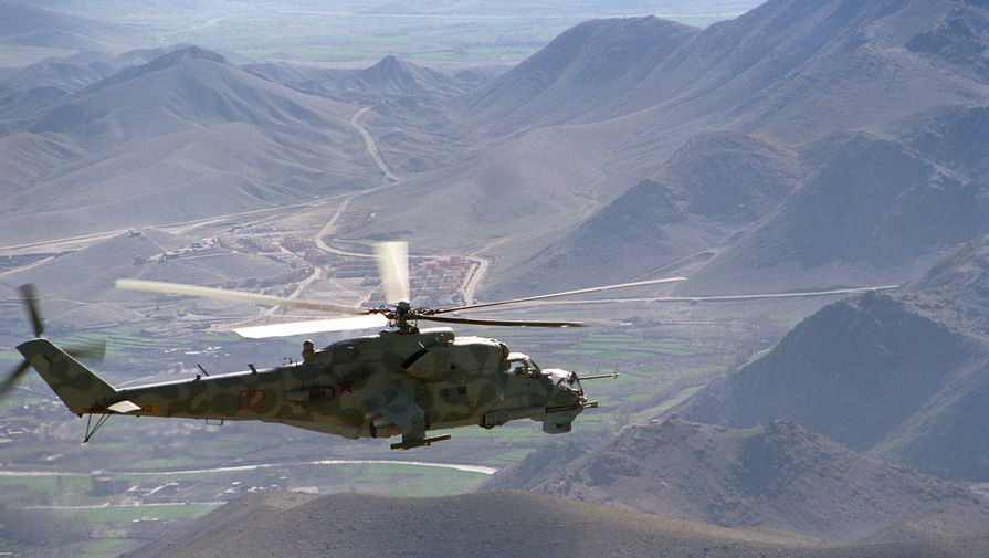 Республика Афганистан (Исламская республика Афганистан). Вертолет &laquo;Ми-24&raquo; направляется на&nbsp;боевое задание. Район дороги Кабул&nbsp;- Герат. Республика Афганистан, 1988 год