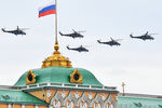 Ударные вертолеты Ми-24 на репетиции воздушной части парада Победы в Москве, 4 мая 2020 года