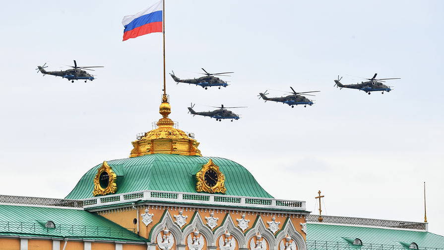 Ударные вертолеты Ми-24 на репетиции воздушной части парада Победы в Москве, 4 мая 2020 года