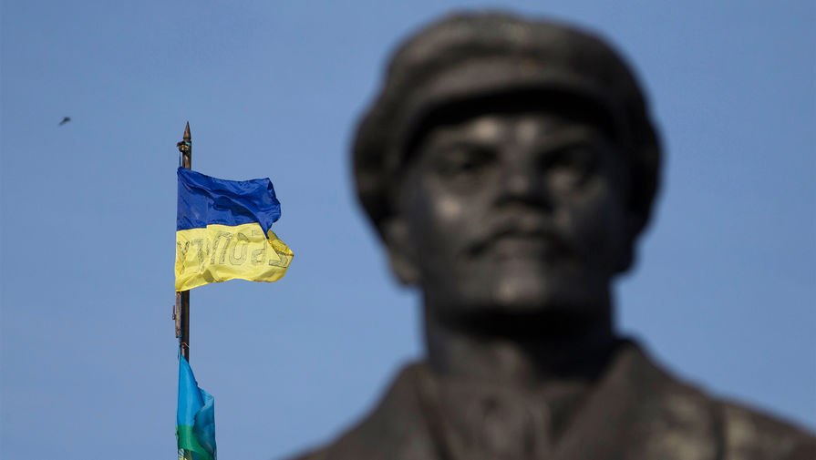 В Одессе демонтировали памятник юному Ленину