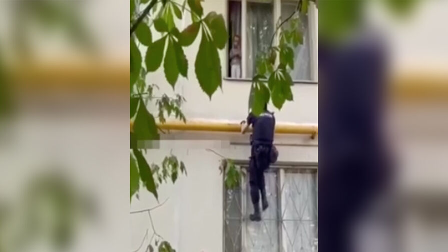 В Москве полицейский залез в окно квартиры, чтобы спасти 2-летнего мальчика