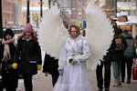 Девушка в костюме ангела в центре Санкт-Петербурга, 6 декабря 2022 года
