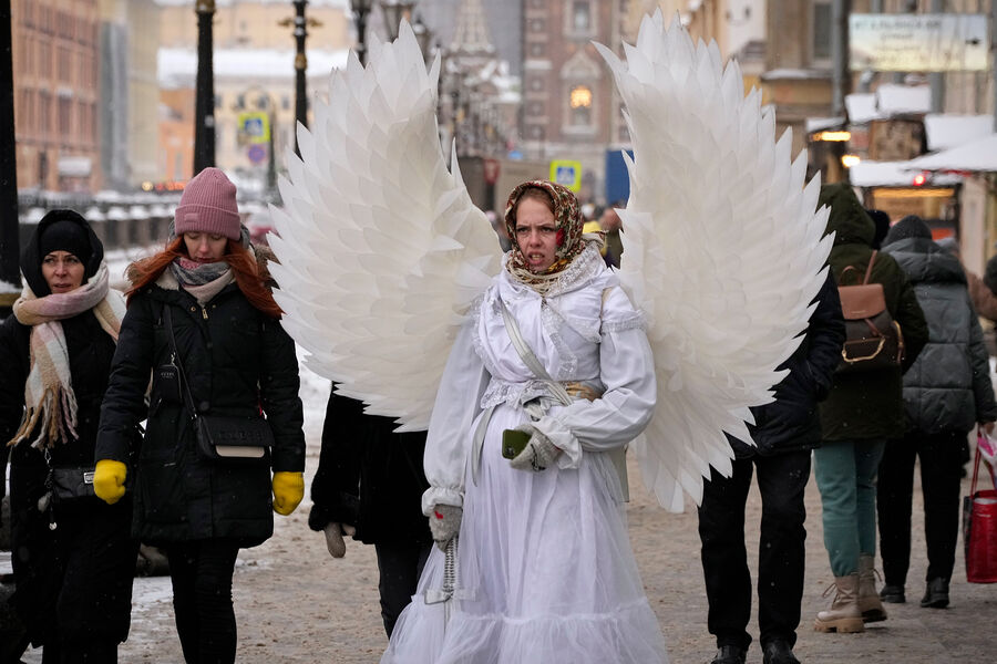 Девушка в&nbsp;костюме ангела в&nbsp;центре Санкт-Петербурга, 6&nbsp;декабря 2022&nbsp;года