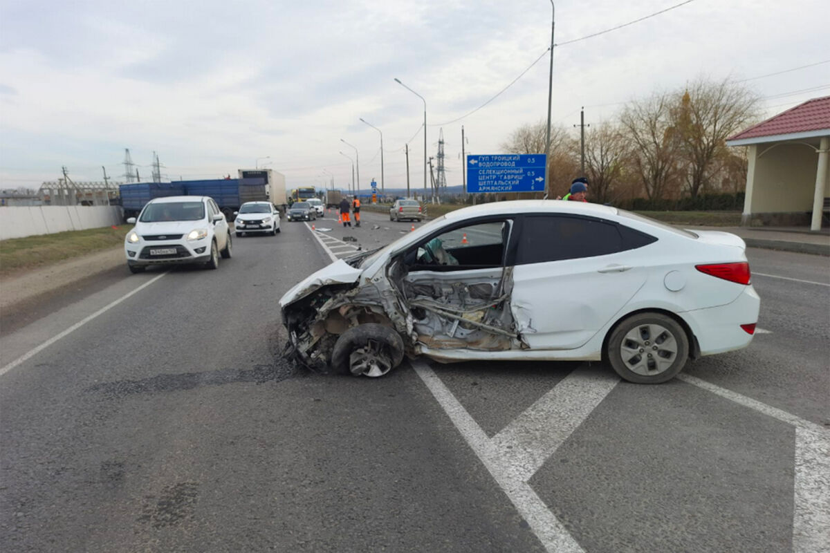 В Краснодарском крае водитель Hyundai Solaris устроил ДТП с тремя  грузовиками - Газета.Ru | Новости