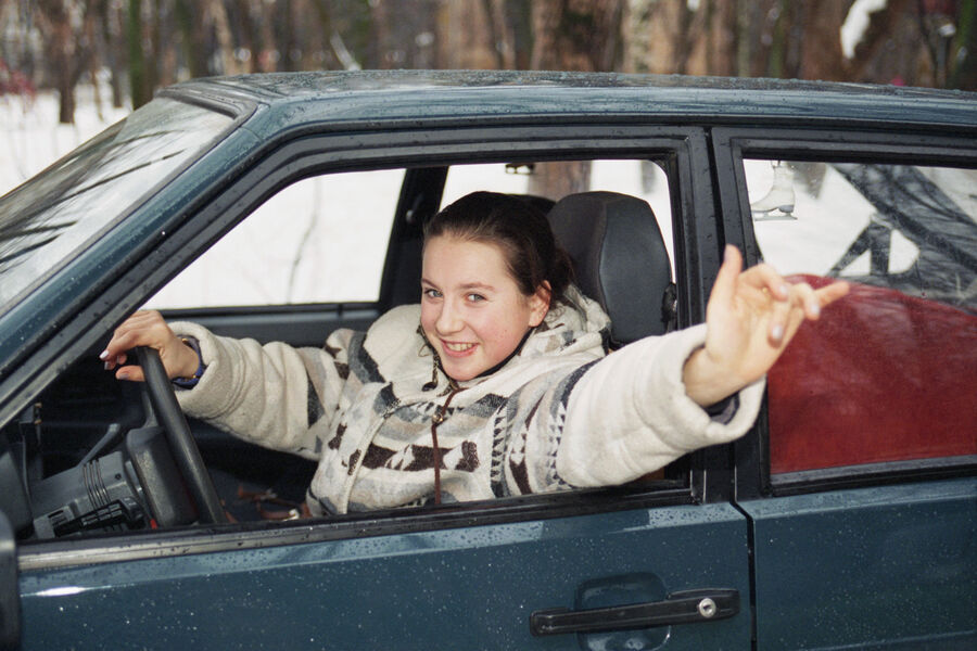 Ирина Слуцкая за&nbsp;рулем папиного автомобиля, 1997&nbsp;год