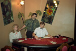 Основатель первого в СССР рублевого казино «Клуб N», генеральный директор фирмы игровых автоматов «Нивея» Игорь Балло (в центре), 1991 год