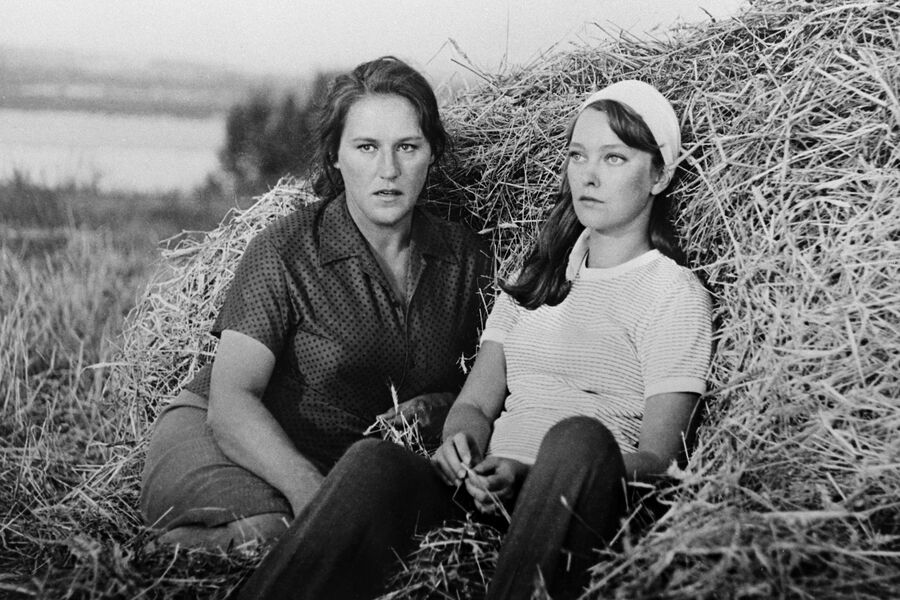 Актеры Нонна Мордюкова и Людмила Гладунко в фильме «Русское поле», 1971 год