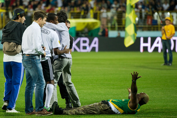 Sam plays football. Болельщик Анжи выбежал к это о. Дагестан вперед Самюэль.