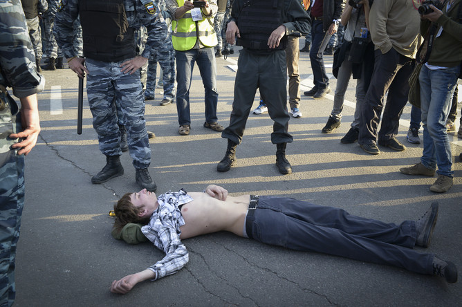 Россияне считают, что властям нужно договариваться с протестующими, а не давить их репрессиями