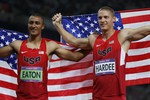 Американец Эштон Итон радуется золотой медали в десятиборье