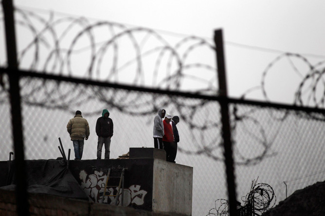 Заключенные тюрьмы в Перу захватили охранников в заложники