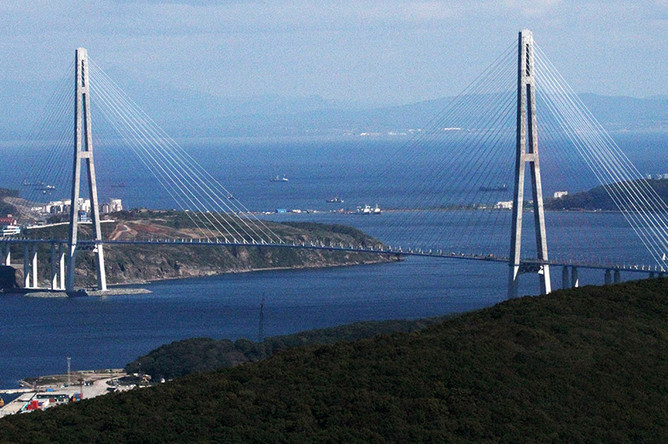 Знаменитый мост на остров Русский на Дальнем Востоке