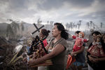 Фотограф агентства France-Presse Филиппе Лопез из Франции завоевал первое место в категории «Горячие новости» со снимком ритуальной процессии в Толосе, Филиппины, в которой приняли участие выжившие в тайфуне «Хайян»