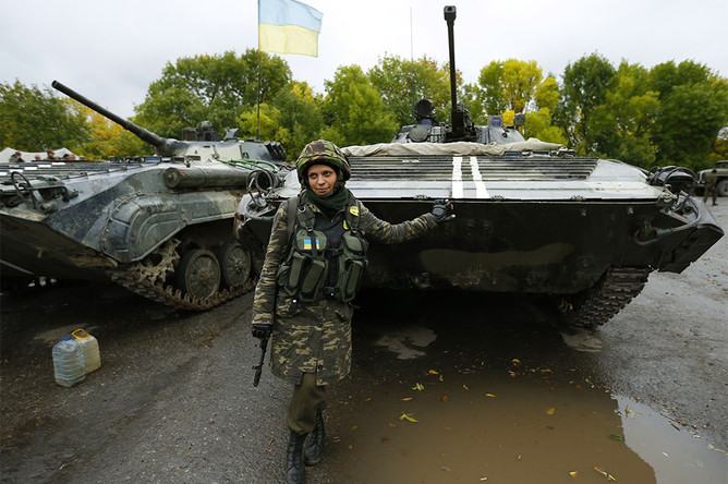 Военнослужащая украинской армии Надя, 36 лет, позирует для фотографии на территории военного лагеря не далеко от Луганска