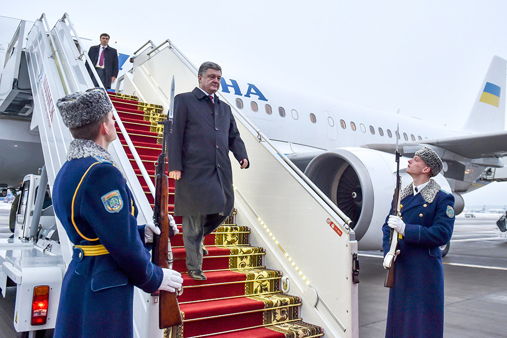 Президент Украины Петр Порошенко в аэропорту минска