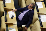 Член комитета ГД по обороне Аркадий Пономарев во время пленарного заседания Государственной думы РФ
