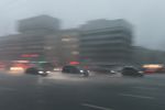 Автомобили едут по Зубовскому бульвару в Москве во время сильного дождя