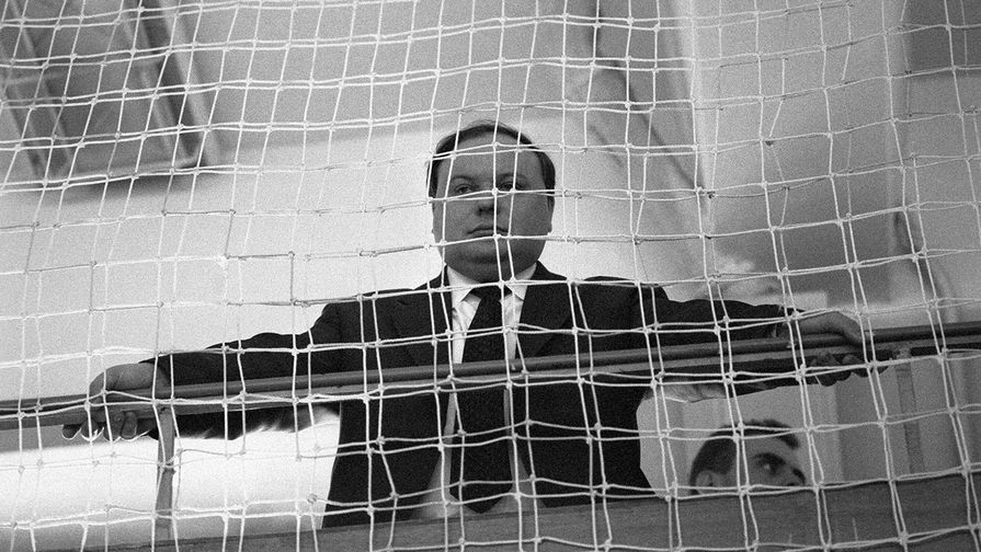 Егор Гайдар во время футбольного матча депутатов фракций Госдумы, 1994 год