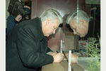 Президент РФ Борис Ельцин получает приватизационный чек, 1993 год