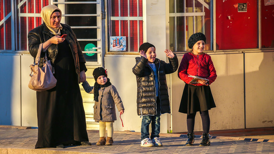 Женщина с детьми на улице Грозного, 2016 год
