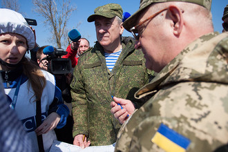 Представители России и Украины в СЦКК во время встречи с представителями ОБСЕ в поселке Широкино, март 2015 года