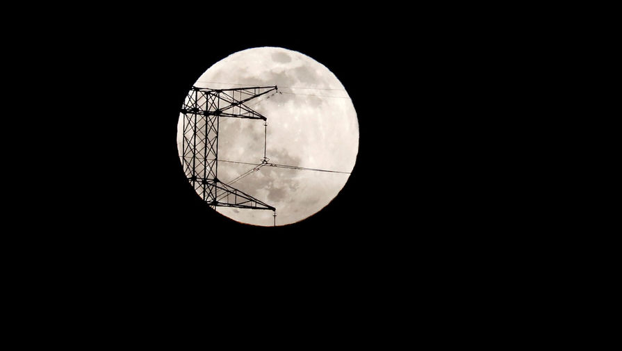 Лунное затмение в небе над Рондой, Испания, 10 января 2020 года
