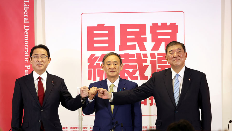 Фумио Кисида, Ёсихидэ Суга и Сигэру Исибаво время пресс-конференции в штабе Либерально-демократической партии Японии в Токио, 8 сентября 2020 года