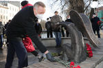 Губернатор Петербурга Александр Беглов во время открытия памятника погибшим в пандемию медикам в Петербурге, 3 марта 2021 года