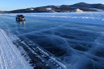 Автомобиль едет по ледовой переправе длиной 5 км на реке Енисей, связывающей региональную дорогу между районными центрами Новоселово и Краснотуранск, Красноярский край, 9 марта 2021 года