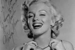 В 17 лет Норму Джин заметило модельное агентство. Девушка перекрасила волосы в платиновый цвет и взяла фамилию Бейкер. На рекламном снимке Мэрилин Монро с алмазом «Луна Бароды», который она носила в фильме «Джентльмены предпочитают блондинок» (1953)