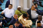 Верующие в день праздника жертвоприношения Курбан-байрам в Московской Соборной мечети, 28 июня 2023 года