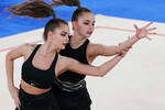 Дина и Арина Аверины выступают во Дворце гимнастики Ирины Винер-Усмановой в гала-представлении после соревнований международного онлайн-турнира по художественной гимнастике, 2020 год