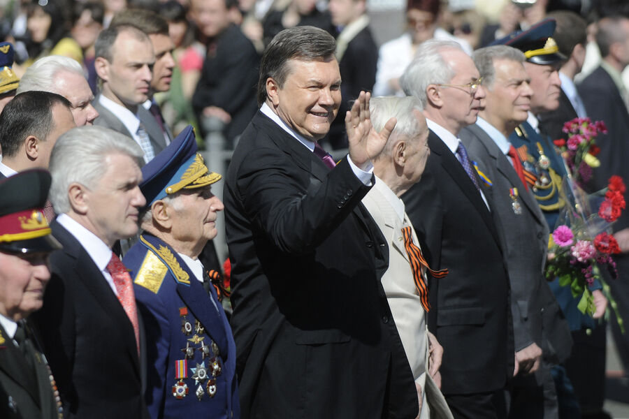 Президент Украины Виктор Янукович (в центре) принимает участие в&nbsp;праздновании Дня Победы в&nbsp;Киеве, Украина, в&nbsp;понедельник, 9&nbsp;мая 2011&nbsp;года