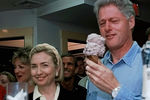Первая леди США Хиллари Клинтон и президент Билл Клинтон с мороженым в Эдгартауне, Массачусетс, 1997 год