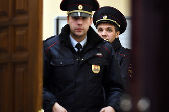 Сотрудники полиции в фойе театра Армена Джигарханяна в Москве, 26 октября 2017 года