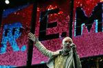 Солист группы R.E.M. Майкл Стайп во время выступления в Гамбурге, 2003 год